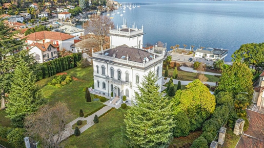 Prestigieuze villa met bijgebouw en gerenoveerd poortgebouw te koop in Lesa aan het Lago Maggiore