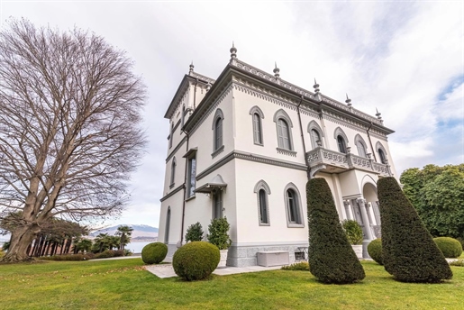 Prestigieuse villa d'époque avec annexe et guérite rénovée à vendre à Lesa sur le Lac Majeur