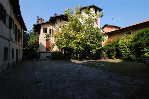 Historische villa te koop in Golasecca met park aan de rivier de Ticino