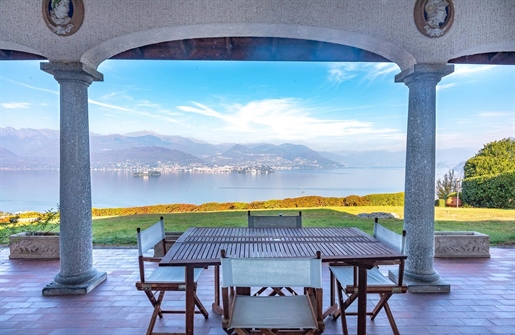 Villa in vendita con due appartamenti con vista panoramica sul Lago Maggiore