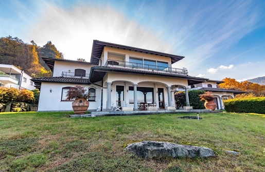Villa in vendita con due appartamenti con vista panoramica sul Lago Maggiore