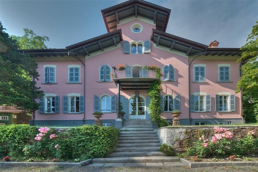Villa historique avec chambres d'hôtes et grand terrain à vendre à Verbania