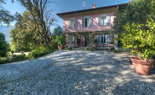 Villa historique avec chambres d'hôtes et grand terrain à vendre à Verbania