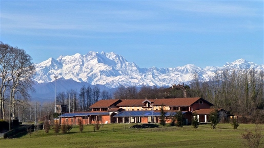 Piemonte Agrate Conturbia 19e eeuwse boerderij te koop