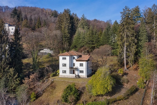 Villa met park te koop in de heuvels van het Lago Maggiore