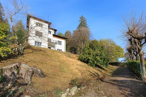 Period villa with park for sale in the hills of Lake Maggiore