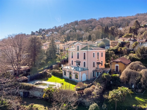 Partie de Villa à Vendre avec Piscine et Jardin en position panoramique à Stresa