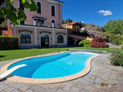 Gedeelte van een villa te koop met zwembad en tuin op een panoramische locatie in Stresa