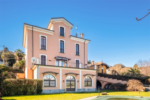 Partie de Villa à Vendre avec Piscine et Jardin en position panoramique à Stresa