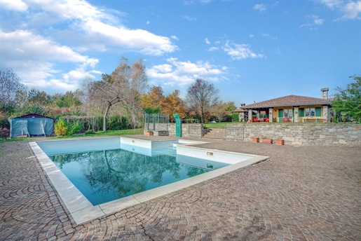 Villa con piscina e giardino immersa nella natura