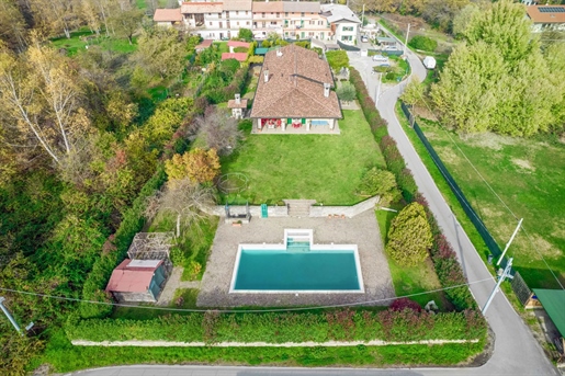 Villa avec piscine et jardin en pleine nature