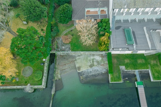 Top design villa met privéstrand en zwembad aan het meer