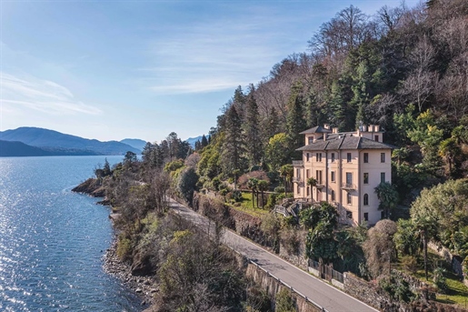 Villa historique face au lac Majeur avec plage et quai à vendre