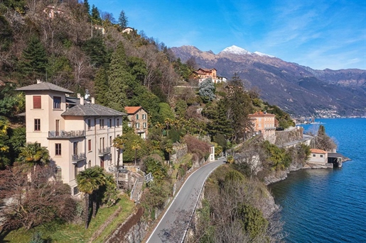 Historisk villa foran Maggiore-søen med strand og dock til salg