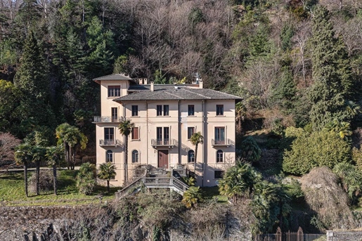 Historische Villa mit Blick auf den Lago Maggiore mit Strand und Dock zu verkaufen