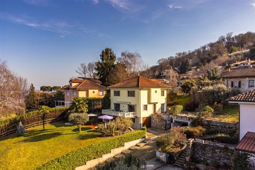 Stately villa for sale on the hill of Stresa
