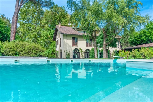 Period villa on the Ticino for sale with swimming pool and park