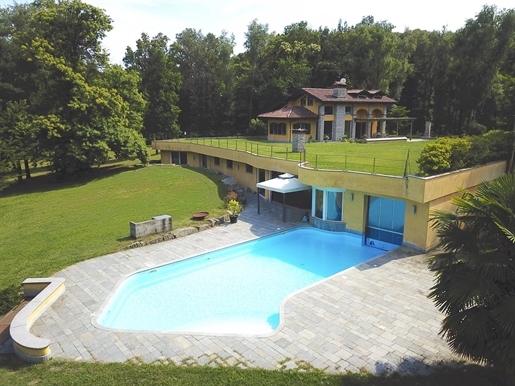 Prestigefyldt villa til salg i Agrate Conturbia med park og swimmingpool