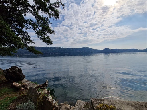 Rustico sul Lago d'Orta con ampio terreno e spiaggia privata