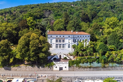 Villa di rappresentanza sulle sponde piemontesi del Lago Maggiore