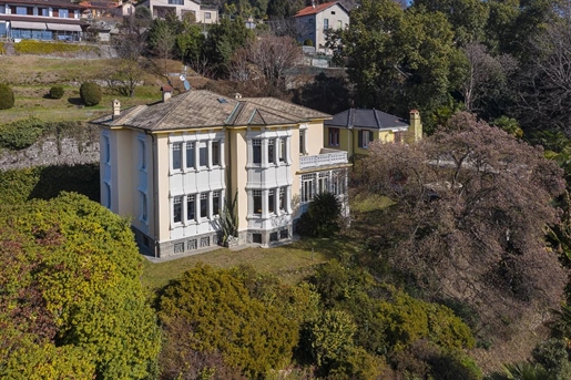 Villa mit Nebengebäude und Park zu verkaufen in Verbania
