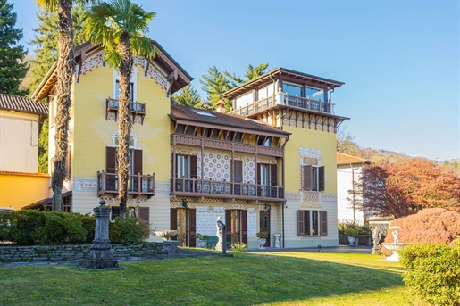 Period villa for sale in Stresa, in front of the islands.