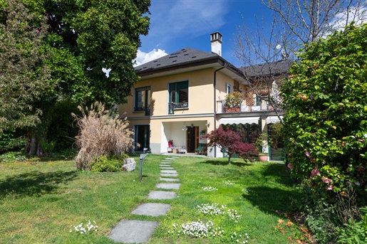 Villa avec jardin à vendre dans le centre d'Intra