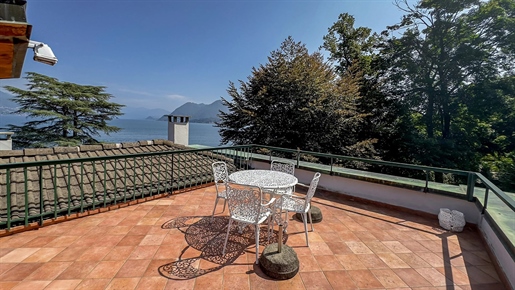 Elegant attic for sale in Stresa in a perdio villa with beach