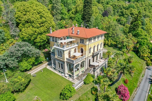 De Liberty-stijl elegantie van Villa Volpi met park en strand te koop aan het Lago Maggiore