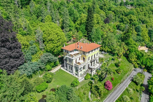 De Liberty-stijl elegantie van Villa Volpi met park en strand te koop aan het Lago Maggiore
