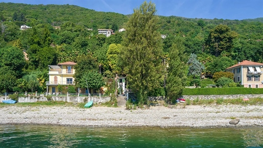 Villa met park en privéstrand aan het Lago Maggiore