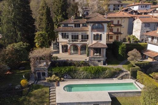 Prestigieuze Villa d'Epoca op de heuvel van Stresa met parkzwembad en dependance