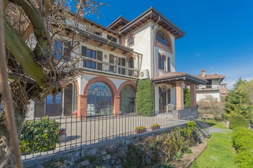 Prestigiosa Villa d'Epoca sulla collina di Stresa con Parco, Piscina e Dependance