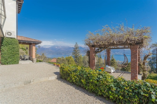 Prestigieuze Villa d'Epoca op de heuvel van Stresa met parkzwembad en dependance