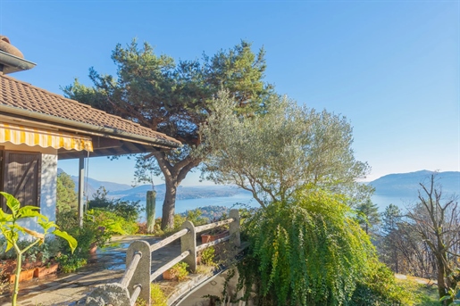 Villa med betagende panoramaudsigt til salg i Verbania