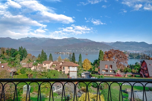 Villa uit 1950 met tuin te koop in Stresa, uitzicht op het Lago Maggiore