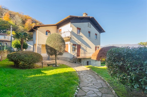 Villa des années 1950 avec jardin à vendre à Stresa, surplombant le lac Majeur