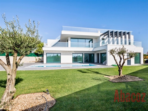 Modern Luxury 4 Bedroom Villa At Only 800 Meters From The Beach