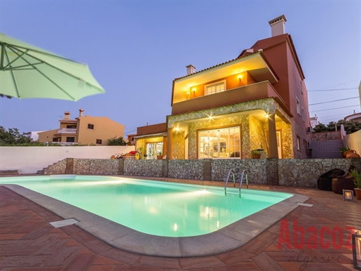 Fabulous Villa With Private Swimming Pool In Lagos
