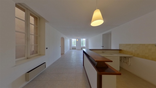 Hyper center of Narbonne, beautiful apartment type 4 of 90 m2 on the 1st floor without elevator of a
