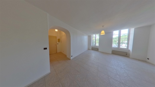 Hyper center of Narbonne, beautiful apartment type 4 of 90 m2 on the 1st floor without elevator of a