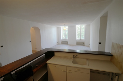 Hyperzentrum von Narbonne, schöne Wohnung Typ 4 von 90 m2 im 1. Stock ohne Aufzug eines Harzes