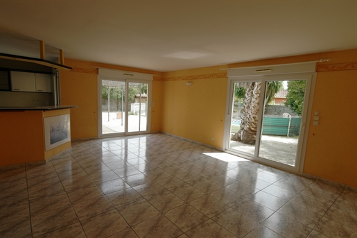 Beautiful one-storey 4-bedroom villa with swimming pool and garage