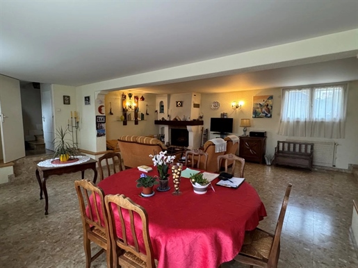 Family home with swimming pool, Cahors