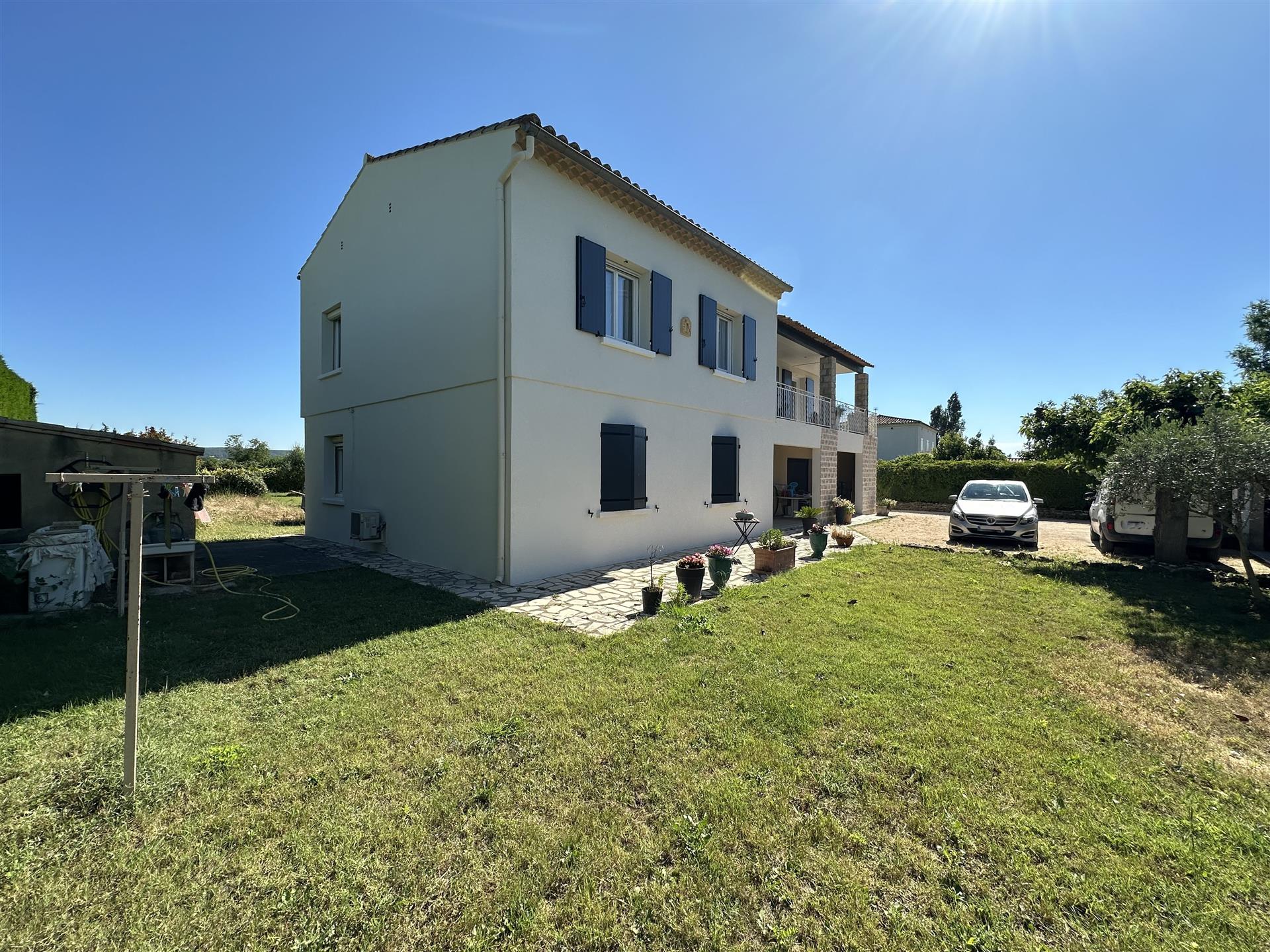 3 km from Uzès. House of 200 m² composed of 2 dwellings. Land 1 200 m². Garage 50 m². 