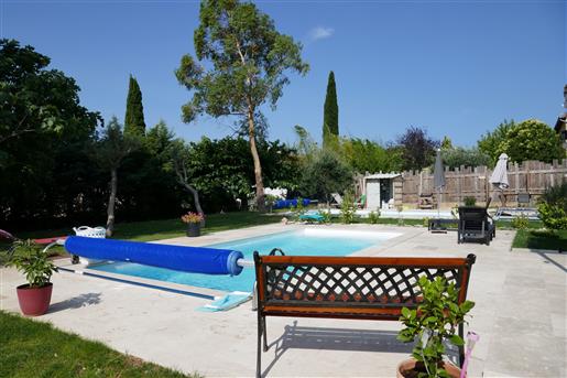 Restored real estate complex of 240 m² consisting of 3 units with 3 swimming pools. No nuisance. 