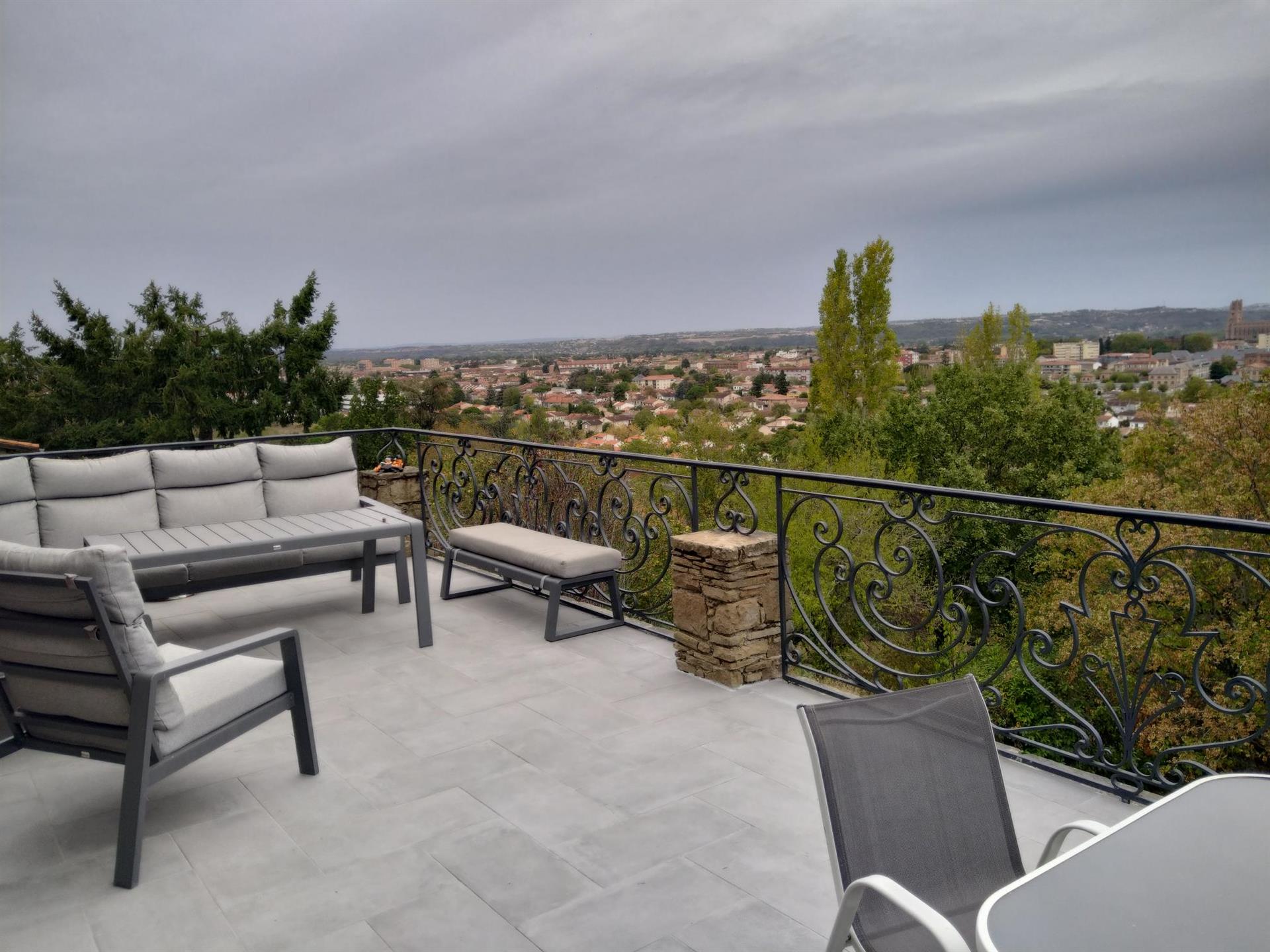 House with dominant view of the city of Albi