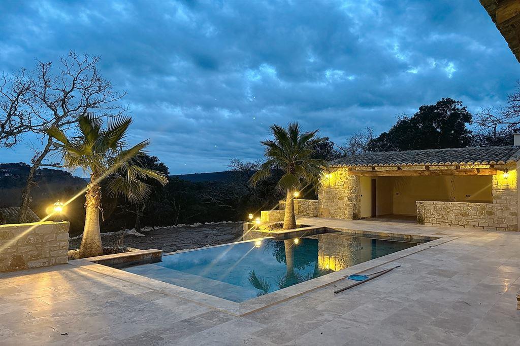 Purchase: Luxury property (30630)