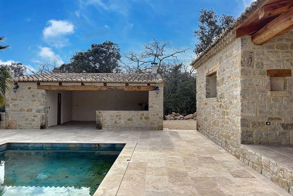 Purchase: Luxury property (30630)