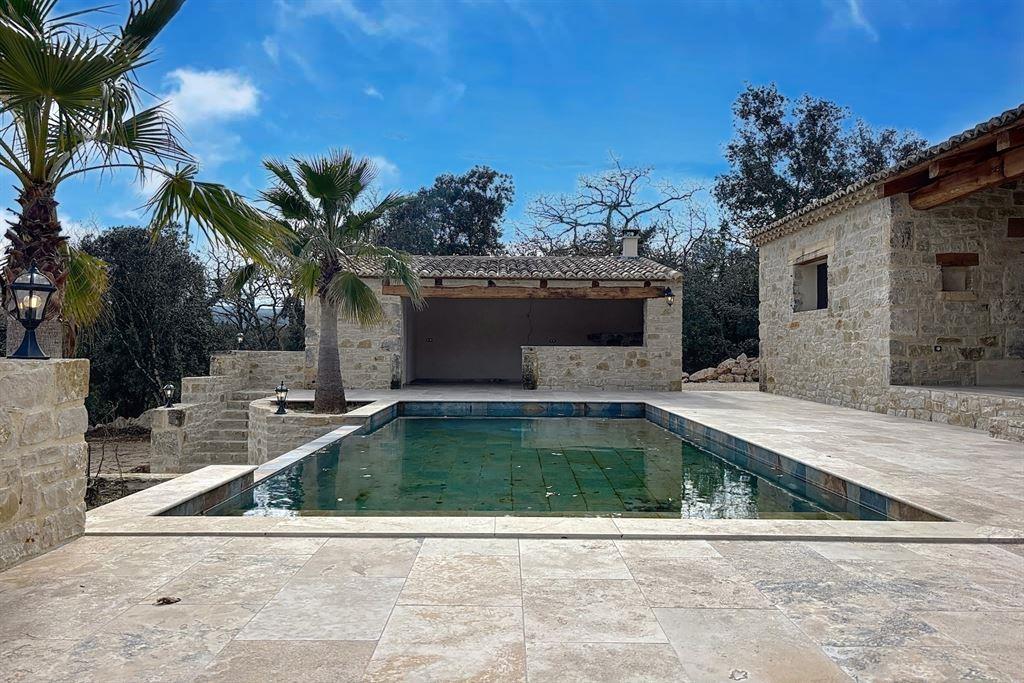 Purchase: Luxury property (30630)